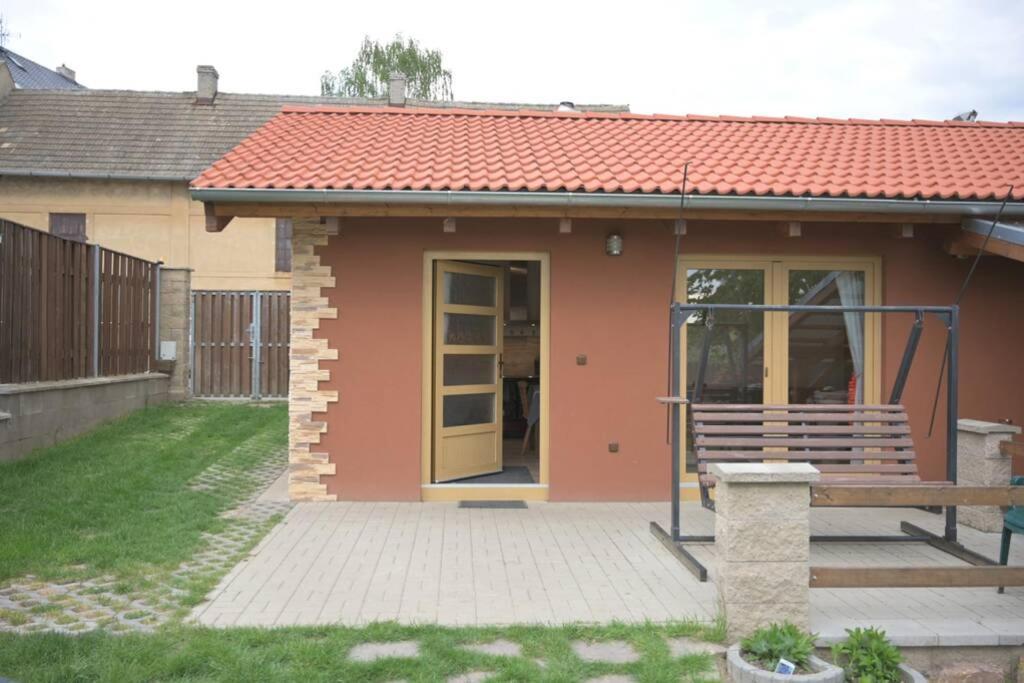 Utulny Domek V Zahrade V Unhosti Nedaleko Letiste 외부 사진